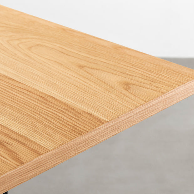 KANADEMONOのホワイトオーク突板天板とマットブラックのIライン鉄脚を組み合わせたシンプルモダンなテーブル（天板クローズアップ）