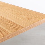 Kanademonoのホワイトオーク突板天板にマットな光沢のステンレIライン脚を組み合わせたテーブル（角）