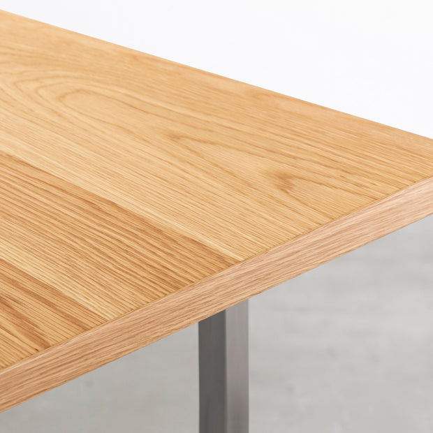 Kanademonoのホワイトオーク突板天板にマットな光沢のステンレスTライン脚を組み合わせたテーブル（エッジ）
