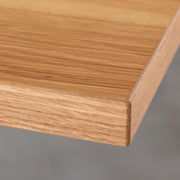 KANADEMONOのホワイトオーク突板天板とマットブラックのスクエア鉄脚を組み合わせたシンプルモダンなテーブル（角）