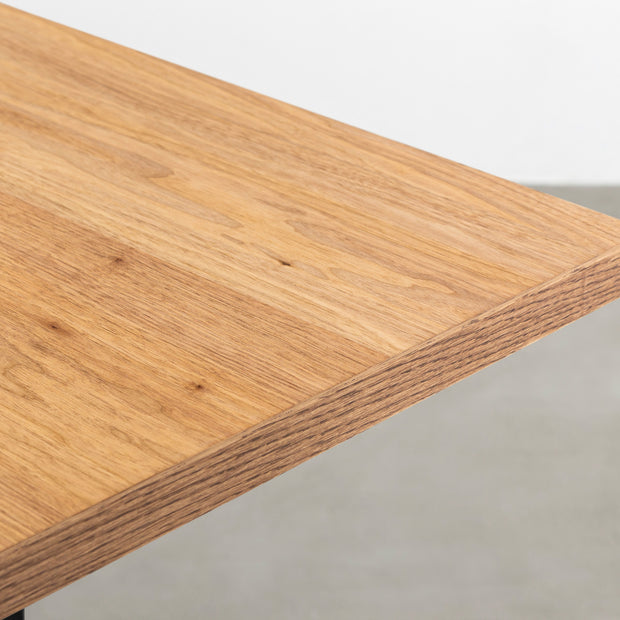 KANADEMONOのくるみ突板天板とIラインのブラックアイアン脚を組み合わせたテーブル（角）