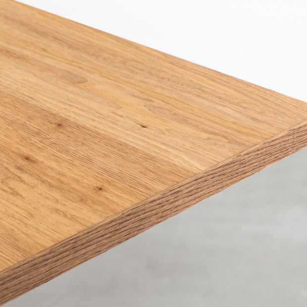 KANADEMONOのクルミ突板天板にIラインのステンレス脚を組み合わせたテーブル（角）