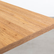 KANADEMONOのくるみ突板天板とIラインのホワイトアイアン脚を組み合わせたテーブル（角）