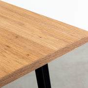 かなでもののくるみ突板天板とブラックのスリムライン鉄脚を組み合わせたテーブル（角）