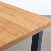 Kanademonoのくるみ突板天板とマットクリア塗装仕上げのトラペゾイド鉄脚を組み合わせたテーブル（角）