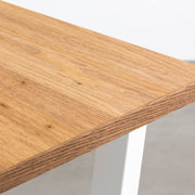 KANADEMONOのくるみ突板天板とトラペゾイドのホワイトアイアン脚を組み合わせたテーブル（角）