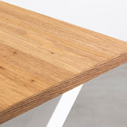 KANADEMONOのくるみ突板天板とＸラインのホワイトアイアン脚を組み合わせたテーブル（角）