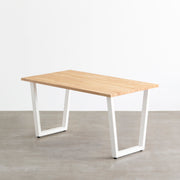 かなでもののラバーウッドとホワイトのトラペゾイド鉄脚を組み合わせたシンプルデザインのテーブル