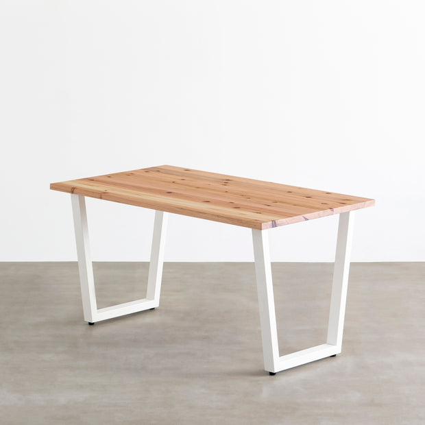 かなでものの杉無垢材とホワイトのXラインの鉄脚を組み合わせたシンプルモダンなテーブル（正面）
