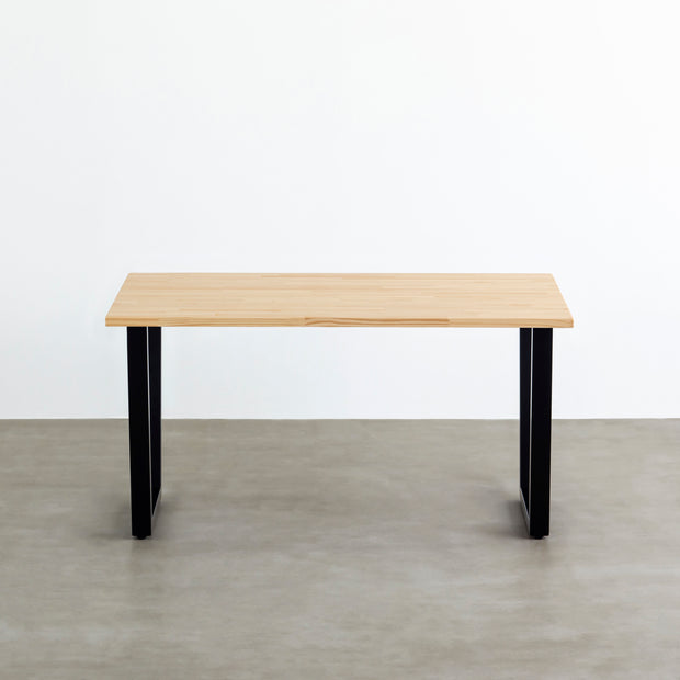 KANADEMONOのパイン材とマットブラックのトラぺゾイド型の鉄脚を組み合わせたシンプルモダンなテーブル（正面）