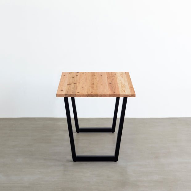かなでものの杉無垢材とマットブラックのトラペゾイド鉄脚を使用したシンプルモダンなデザインのテーブル（横からのアングル）
