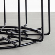 KANADEMONOのテーブルに収まるブラックのシンプルなワイヤーバスケットとトレーのセット（ワイヤーバスケット・下部クローズアップ）