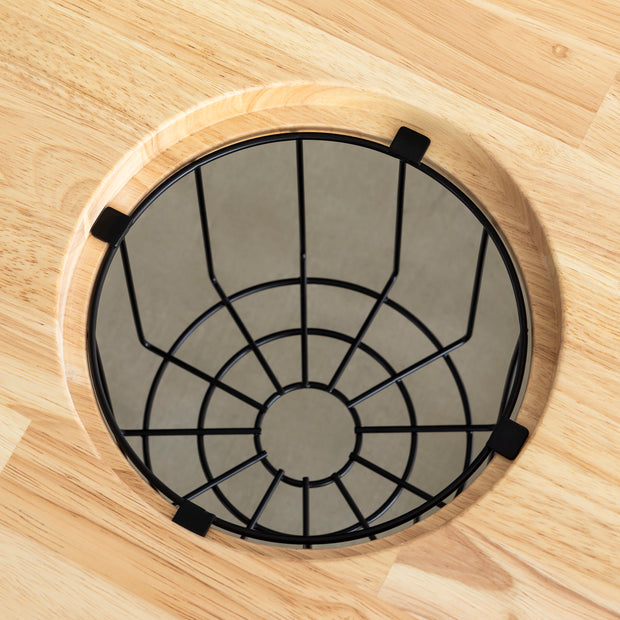 KANADEMONOのワイヤーバスケット付きのラバーウッド材ナチュラルカラー天板にマットブラックのスクエア鉄脚を組み合わせたローテーブル（ワイヤーバスケット設置・真上）