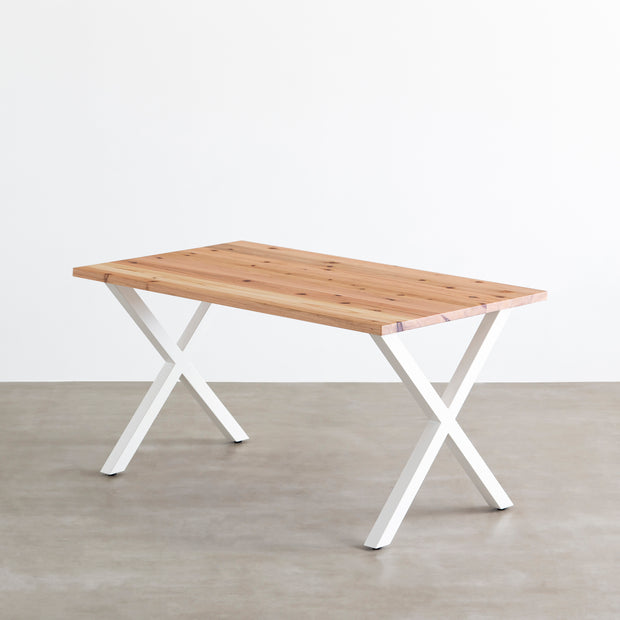 かなでものの杉無垢材とホワイトのXラインの鉄脚を組み合わせたシンプルモダンなテーブル