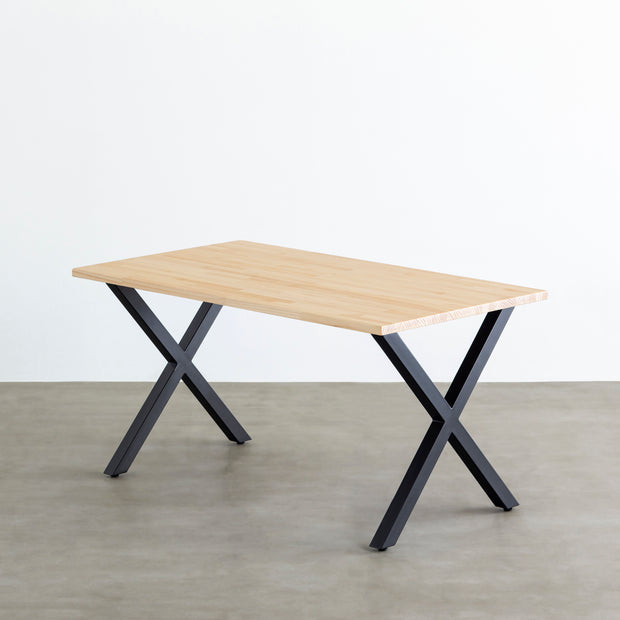 KANADEMONOのパイン材とマットブラックのX型の鉄脚を組み合わせたシンプルモダンなテーブル
