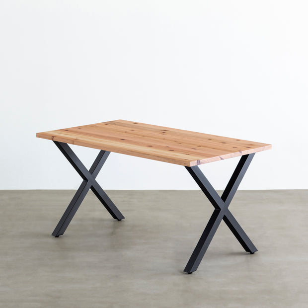 かなでものの杉無垢材とマットブラックのX型の鉄脚を使用したシンプルモダンなデザインのテーブル