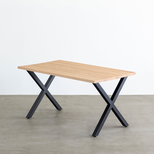 かなでもののホワイトアッシュ材とマットブラックのX型の鉄脚を組み合わせたシンプルモダンなテーブル