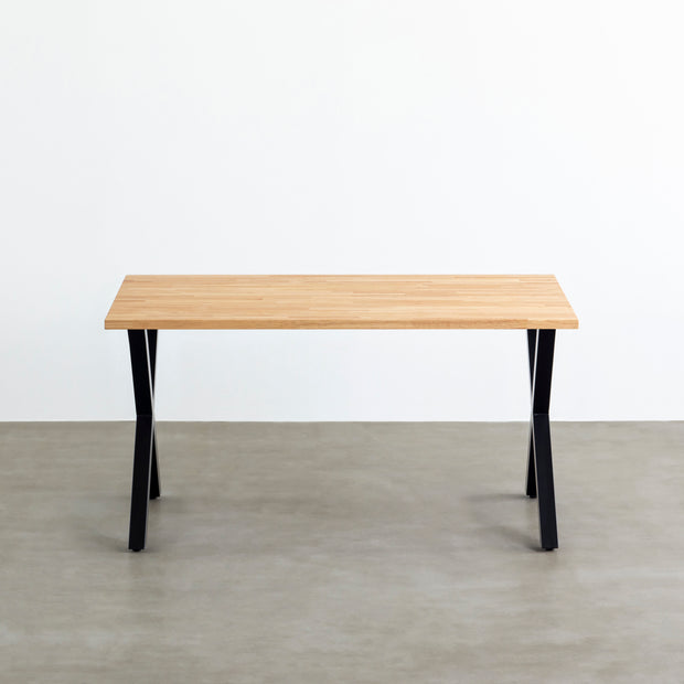 かなでもののナチュラルテイストなラバーウッドとマットブラックのX型の鉄脚を使用したシンプルモダンなデザインのテーブル（正面）