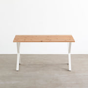 かなでものの杉無垢材とホワイトのXラインの鉄脚を組み合わせたシンプルモダンなテーブル（正面）