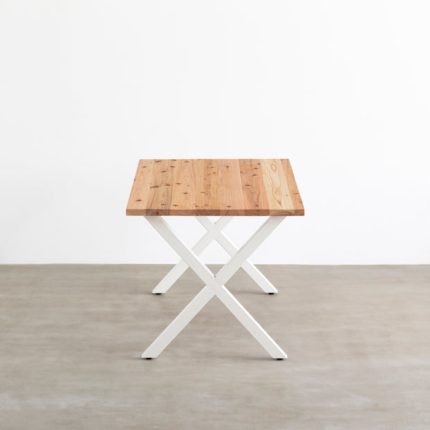 かなでものの杉無垢材とホワイトのXラインの鉄脚を組み合わせたシンプルモダンなテーブル（横からのアングル）