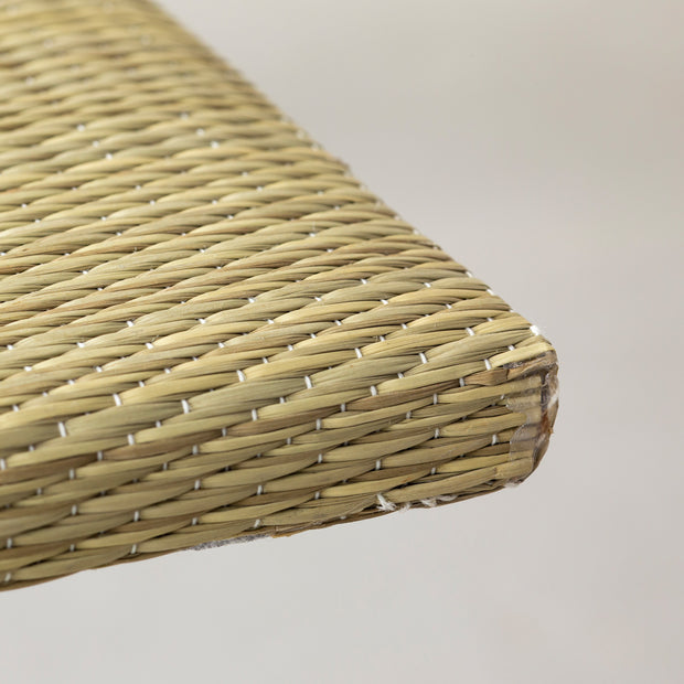 Kanademonoのラバーウッドアッシュグレー天板に畳をはめ込みホワイトライン脚と合わせたシンプルモダンなベンチ（畳の角）