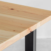 かなでもののヒノキの無垢材とマットブラックの鉄脚を組み合わせたシンプルモダンなテーブル