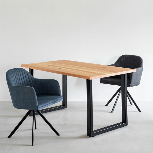 KANADEMONOの飛騨産唐松とマットブラックのスクエア鉄脚を組み合わせたシンプルモダンなテーブルと椅子