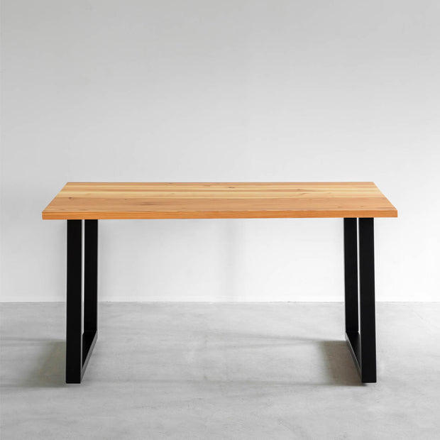 KANADEMONOの飛騨産唐松とマットブラックのスクエア鉄脚を組み合わせたシンプルモダンなテーブル1