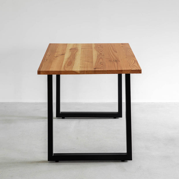 KANADEMONOの飛騨産唐松とマットブラックのスクエア鉄脚を組み合わせたシンプルモダンなテーブル2