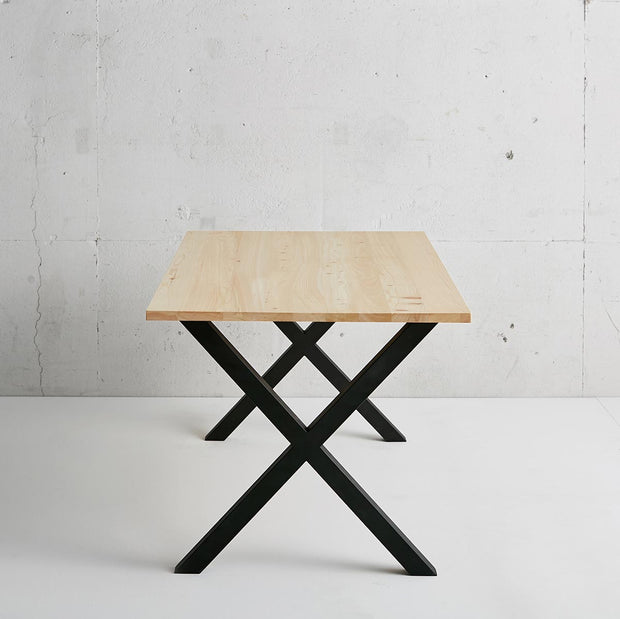 かなでもののヒノキの無垢材とマットブラックのX型の鉄脚を組み合わせたシンプルモダンなテーブル2