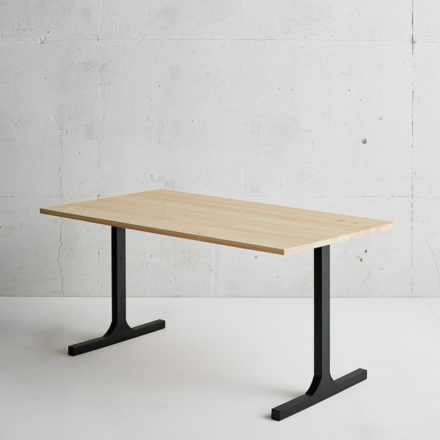 かなでもののヒノキの無垢材とマットブラックのI型の鉄脚を組み合わせたシンプルモダンなテーブル