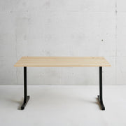 かなでもののヒノキの無垢材とマットブラックのI型の鉄脚を組み合わせたシンプルモダンなテーブル1