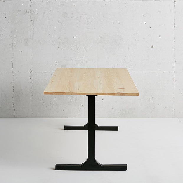 かなでもののヒノキの無垢材とマットブラックのI型の鉄脚を組み合わせたシンプルモダンなテーブル2