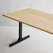かなでもののヒノキの無垢材とマットブラックのI型の鉄脚を組み合わせたシンプルモダンなテーブル3