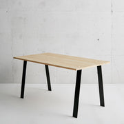 かなでもののヒノキの無垢材とマットブラックのAライン鉄脚を組み合わせたシンプルモダンなテーブル