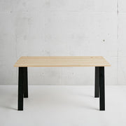 かなでもののヒノキの無垢材とマットブラックのAライン鉄脚を組み合わせたシンプルモダンなテーブル1