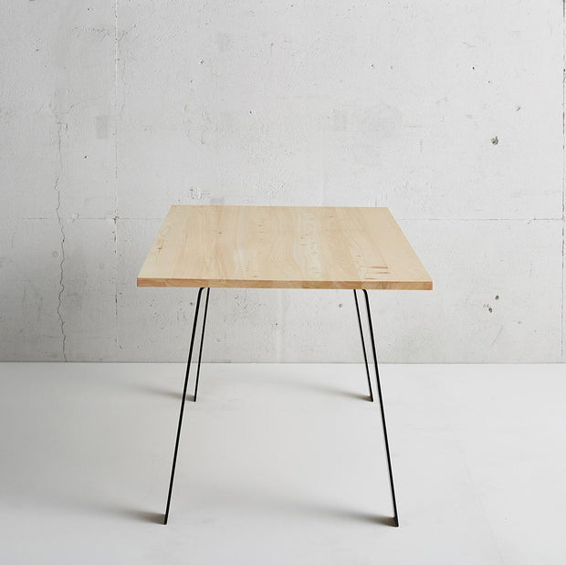 かなでもののヒノキの無垢材とマットブラックのAライン鉄脚を組み合わせたシンプルモダンなテーブル2