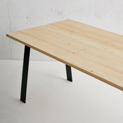 かなでもののヒノキの無垢材とマットブラックのAライン鉄脚を組み合わせたシンプルモダンなテーブル3