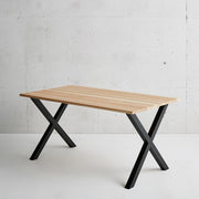 かなでものの長良杉とマットブラックのX型の鉄脚を組み合わせたシンプルモダンなテーブル