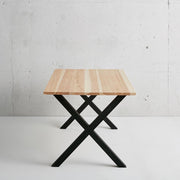 かなでものの長良杉とマットブラックのX型の鉄脚を組み合わせたシンプルモダンなテーブル2