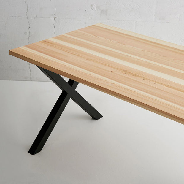かなでものの長良杉とマットブラックのX型の鉄脚を組み合わせたシンプルモダンなテーブル3