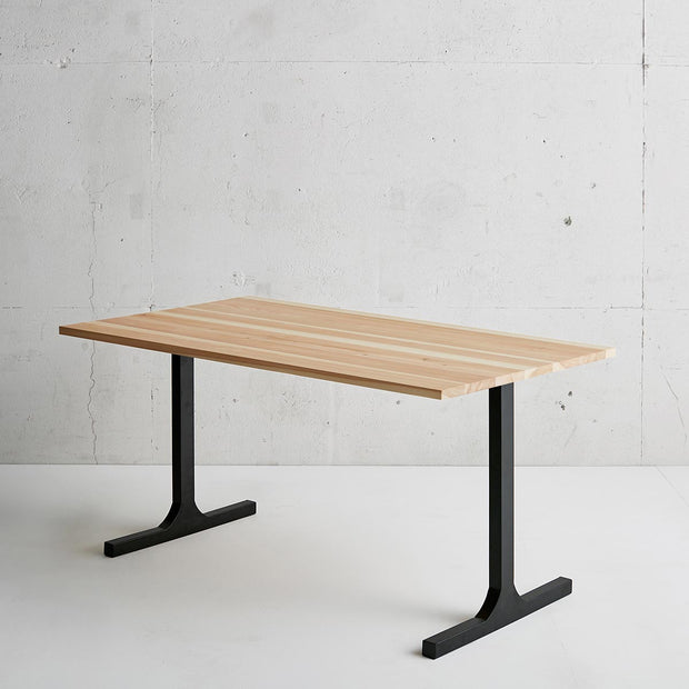 かなでものの長良杉とマットブラックのI型の鉄脚を組み合わせたシンプルモダンなテーブル1