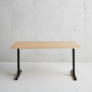 かなでものの長良杉とマットブラックのI型の鉄脚を組み合わせたシンプルモダンなテーブル