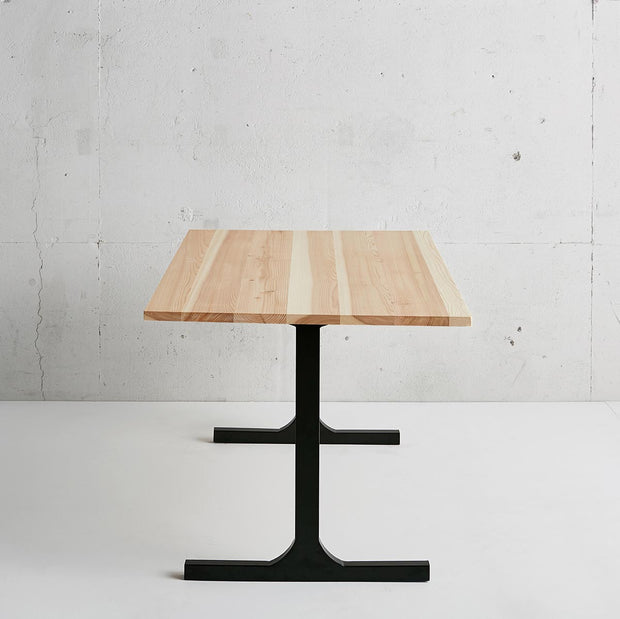 かなでものの長良杉とマットブラックのI型の鉄脚を組み合わせたシンプルモダンなテーブル2