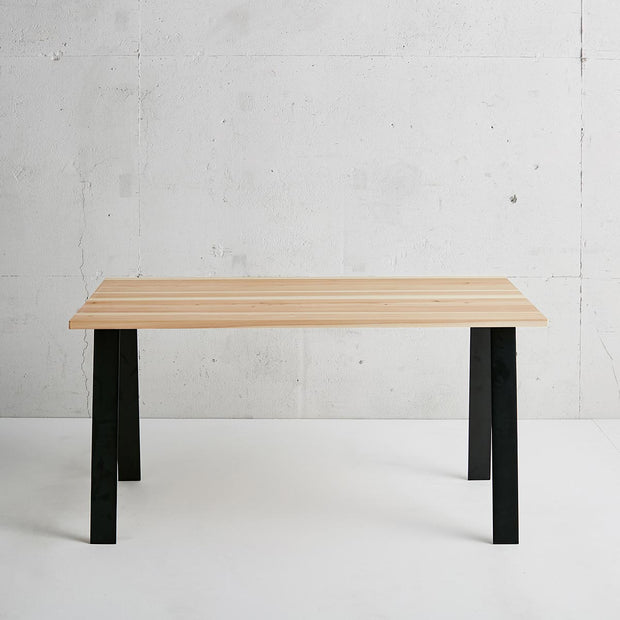 かなでものの長良杉とマットブラックのAライン鉄脚を組み合わせたシンプルモダンなテーブル