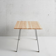 かなでものの長良杉とマットブラックのAライン鉄脚を組み合わせたシンプルモダンなテーブル2