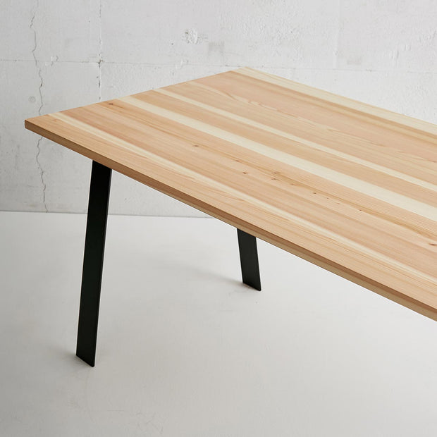 かなでものの長良杉とマットブラックのAライン鉄脚を組み合わせたシンプルモダンなテーブル3