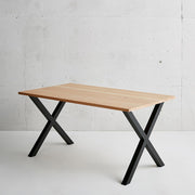 KANADEMONOの飛騨産唐松とマットブラックのX型の鉄脚を組み合わせたシンプルモダンなテーブル