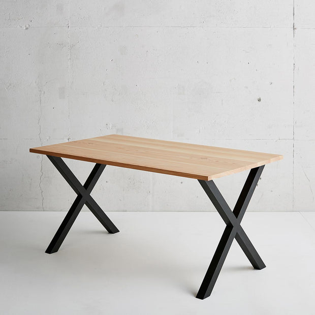 KANADEMONOの飛騨産唐松とマットブラックのX型の鉄脚を組み合わせたシンプルモダンなテーブル