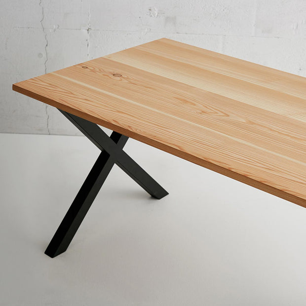 KANADEMONOの飛騨産唐松とマットブラックのX型の鉄脚を組み合わせたシンプルモダンなテーブル3